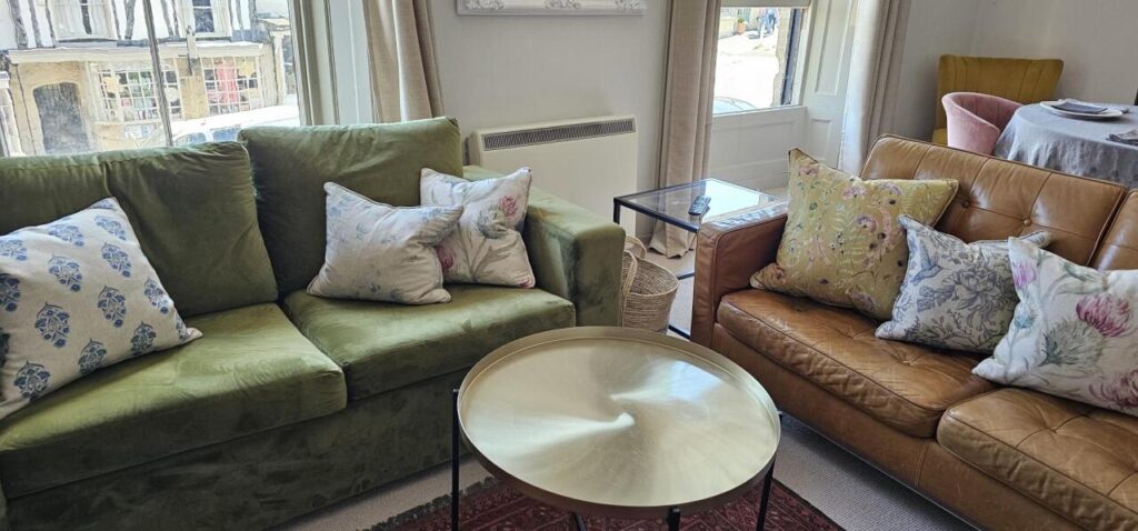burford-on-the-hill-apartment-classic-ensuite-with-shower-street-view-01