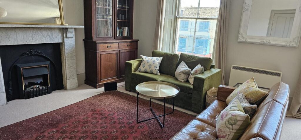 burford-on-the-hill-apartment-classic-ensuite-with-shower-street-view-04