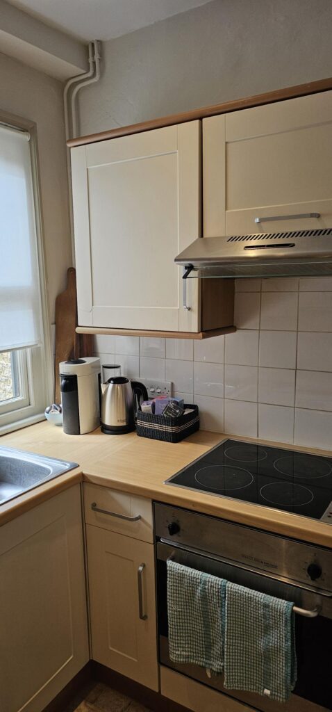 burford-on-the-hill-apartment-classic-ensuite-with-shower-street-view-10
