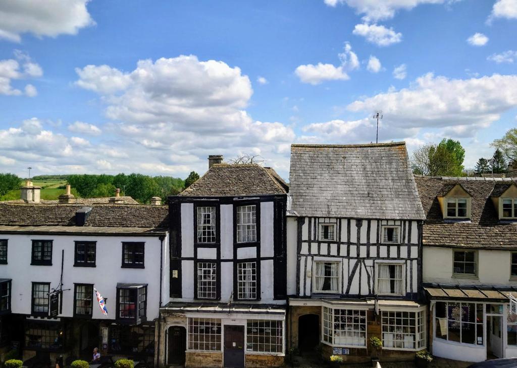 burford-on-the-hill-apartment-classic-ensuite-with-shower-street-view-13