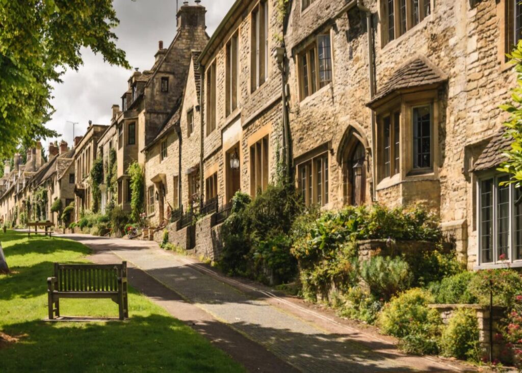 burford-on-the-hill-apartment-classic-ensuite-with-shower-street-view-14