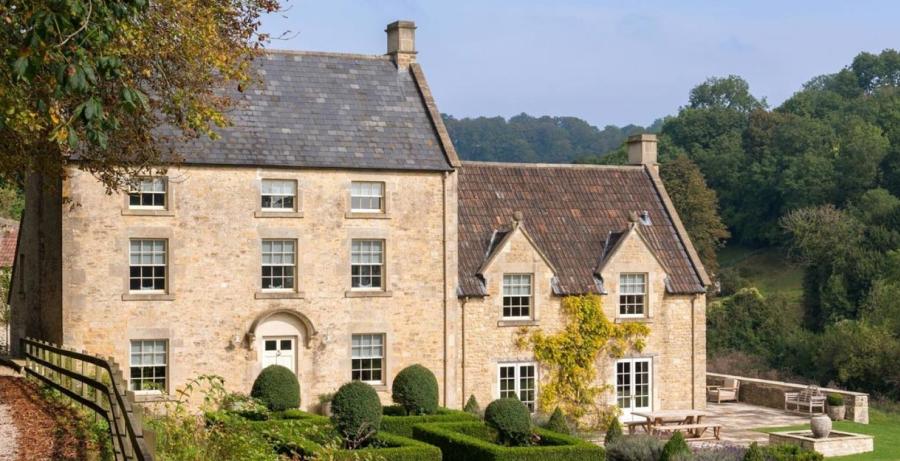 Burford on the Hill - Wonderful Winchcombe A stunning farmhouse set amongst trees and landscaped gardens